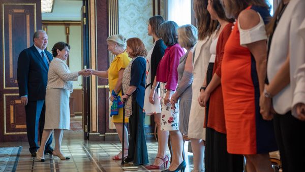 Аргентинские женщины-предприниматели на встрече с первой леди Нуне Саркисян в Армении (17 июня 2019). Еревaн Аргентинские женщины-предприниматели на встрече с первой леди Нуне Саркисян в Армении (17 июня 2019). Еревaн - Sputnik Արմենիա