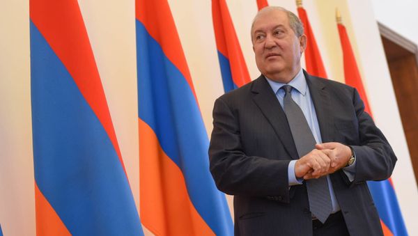 Президент Армен Саркисян приветствует участников ежегодного совета попечителей всеармянского фонда Айастан (18 июня 2019). Еревaн Президент Армен Саркисян приветствует участников ежегодного совета попечителей всеармянского фонда Айастан (18 июня 2019). Еревaн - Sputnik Армения