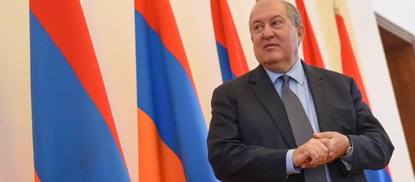 Президент Армен Саркисян приветствует участников ежегодного совета попечителей всеармянского фонда Айастан (18 июня 2019). Еревaн Президент Армен Саркисян приветствует участников ежегодного совета попечителей всеармянского фонда Айастан (18 июня 2019). Еревaн - Sputnik Армения