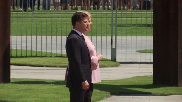 Не по-мужски, но по протоколу: Зеленский объяснил, почему не помог Меркель - Sputnik Армения