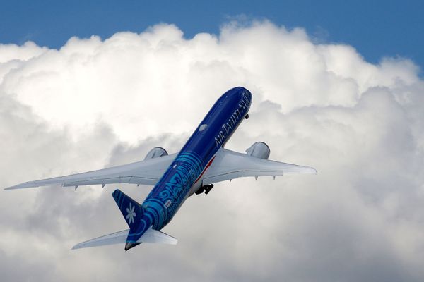 Самолет Air Tahiti Nui Boeing 787-9 Dreamliner N1015 совершает полет на международном аэрокосмическом салоне Paris Air Show (17 июня 2019). Ле Бурже Самолет Air Tahiti Nui Boeing 787-9 Dreamliner N1015 совершает полет на международном аэрокосмическом салоне Paris Air Show (17 июня 2019). Ле Бурже - Sputnik Армения