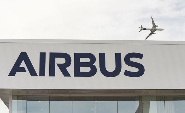 Дальнемагистральный широкофюзеляжный пассажирский самолёт Airbus A350-1000 совершает полет на международном аэрокосмическом салоне Paris Air Show 2019 (18 июня 2019). Ле Бурже Дальнемагистральный широкофюзеляжный пассажирский самолёт Airbus A350-1000 совершает полет на международном аэрокосмическом салоне Paris Air Show 2019 (18 июня 2019). Ле Бурже - Sputnik Армения