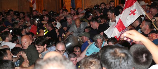Участники акции протеста против визита российской делегации возле здания парламента Грузии (20 июня 2019). Тбилиси - Sputnik Արմենիա