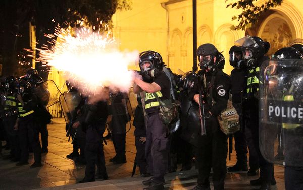 Сотрудники ОМОНа во время митинга против визита российского депутата Грузию (21 июня 2019). Тбилиси Сотрудники ОМОНа во время митинга против визита российского депутата Грузию (21 июня 2019). Тбилиси - Sputnik Армения