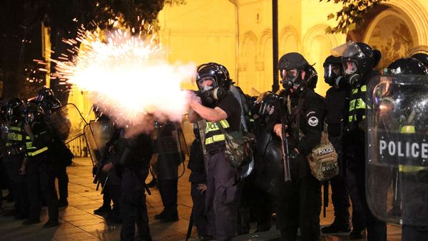 Сотрудники ОМОНа во время митинга против визита российского депутата Грузию (21 июня 2019). Тбилиси Сотрудники ОМОНа во время митинга против визита российского депутата Грузию (21 июня 2019). Тбилиси - Sputnik Армения