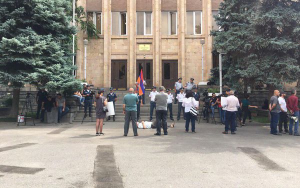 Акция протеста перед зданием Конституционного суда (21 июня 2019). Еревaн Акция протеста перед зданием Конституционного суда (21 июня 2019). Еревaн - Sputnik Армения