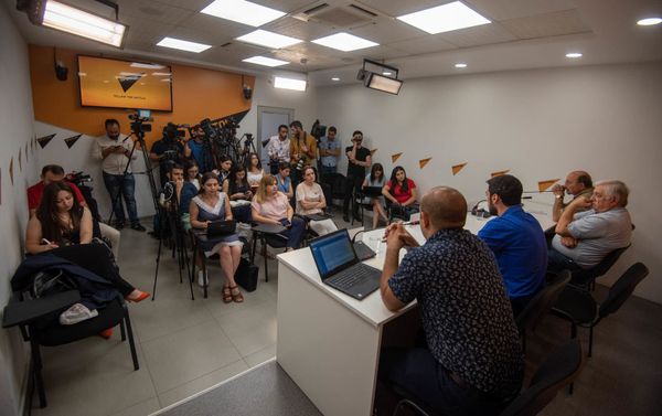 Пресс-конференция адвокатов Роберта Кочаряна (21 июня 2019). Еревaн - Sputnik Армения