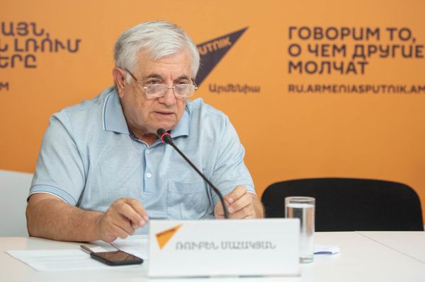 Адвокат Рубен Саакян на пресс-конференции адвокатов Роберта Кочаряна (21 июня 2019). Еревaн - Sputnik Армения