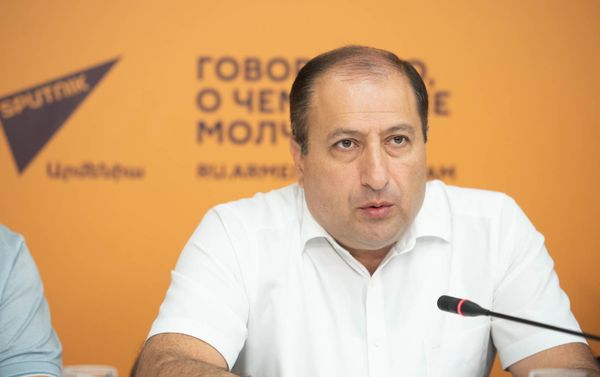 Адвокат Айк Алоян на пресс-конференции адвокатов Роберта Кочаряна (21 июня 2019). Еревaн - Sputnik Армения