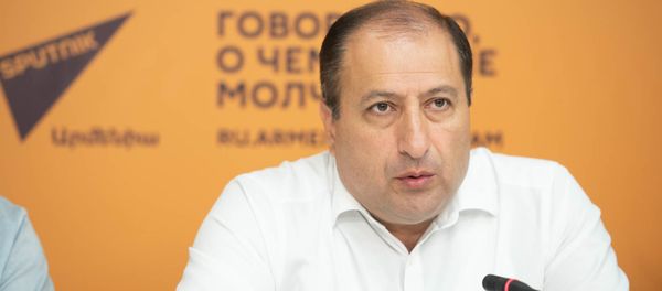 Адвокат Айк Алоян на пресс-конференции адвокатов Роберта Кочаряна (21 июня 2019). Еревaн Адвокат Айк Алоян на пресс-конференции адвокатов Роберта Кочаряна (21 июня 2019). Еревaн - Sputnik Армения
