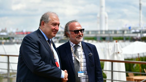 Президент Армен Саркисян встретился с руководителем компании Dassault Group по вопросам стратегического развития Оливье Дассо (20 июня 2019). Ле-Бурже Президент Армен Саркисян встретился с руководителем компании Dassault Group по вопросам стратегического развития Оливье Дассо (20 июня 2019). Ле-Бурже - Sputnik Армения
