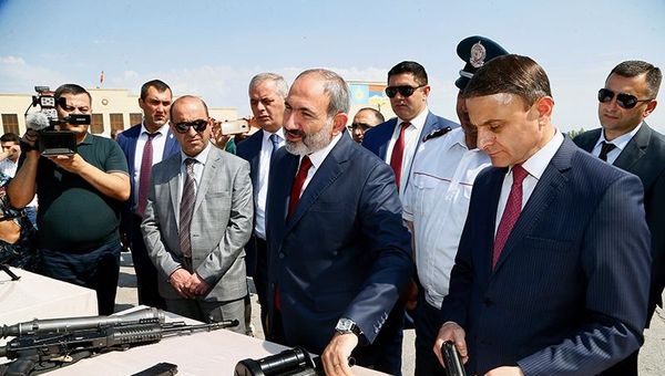 Премьер-министр Никол Пашинян и начальник полиции Валерий Осипян на торжествах 27-летия образования войск полиции - Sputnik Արմենիա
