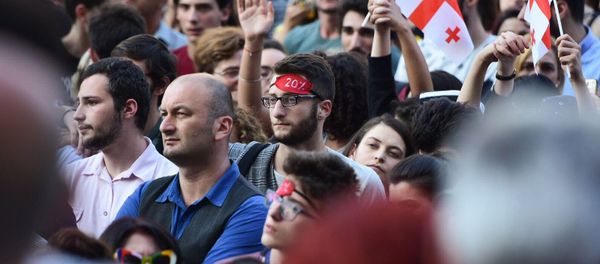 Участники акции протеста у здания парламента Грузии (21 июня 2019). Тбилиси - Sputnik Արմենիա