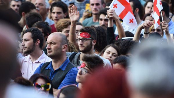 Участники акции протеста у здания парламента Грузии (21 июня 2019). Тбилиси - Sputnik Армения