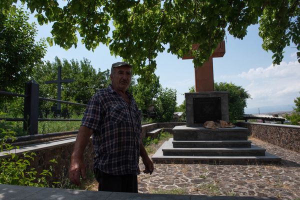 Рыдал, но спасла тутовка: как сын немецкого военнопленного нашел могилу отца в Ереване - Sputnik Армения