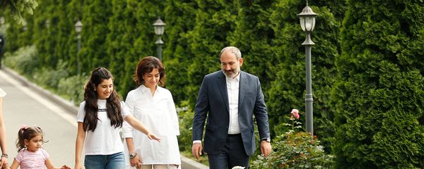 Семья премьер-министра Никола Пашиняна во время встречи с детьми из диаспоры (21 июня 2019). Еревaн Семья премьер-министра Никола Пашиняна во время встречи с детьми из диаспоры (21 июня 2019). Еревaн - Sputnik Армения