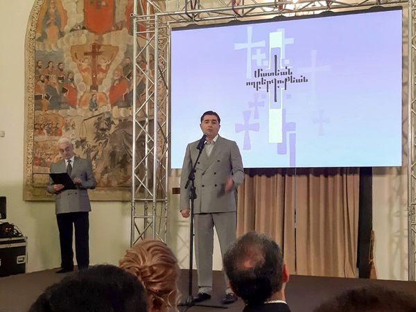 «Նարեկն» արեւելահայերէն  թարգմանուած է. ծախսերը հոգացած է media magnet Արթուր Ջանիբեկեանը - Sputnik Արմենիա