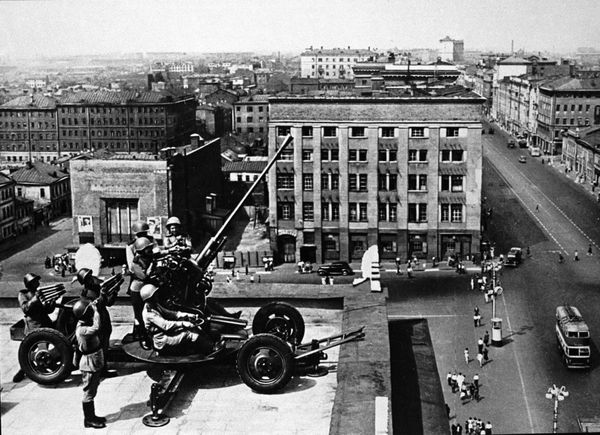 Зенитчики обороняют небо столицы Зенитчики обороняют небо столицы - Sputnik Армения