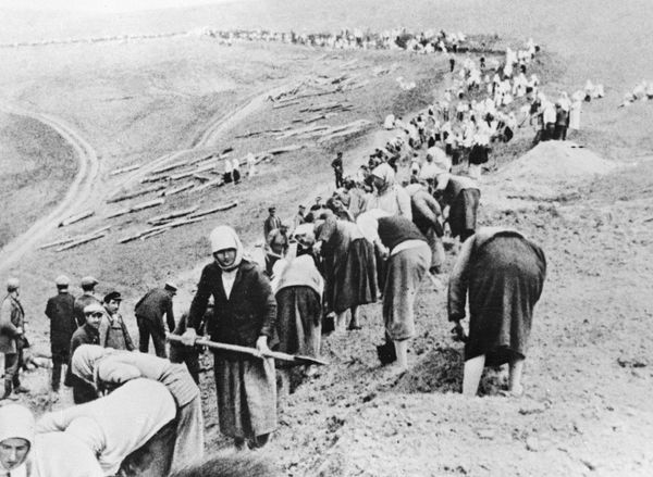 Колхозники строят оборонительные рубежи в прифронтовой полосе, июнь 1941 год Колхозники строят оборонительные рубежи в прифронтовой полосе, июнь 1941 год - Sputnik Армения