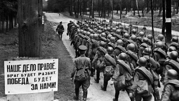 Колонны бойцов движутся на фронт из Москвы, 23 июня 1941 года - Sputnik Армения