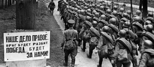 Колонны бойцов движутся на фронт из Москвы, 23 июня 1941 года - Sputnik Армения