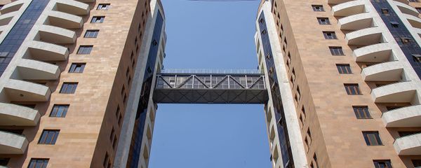 Башни-близнецы в микрорайоне Ераз, Ереван Башни-близнецы в микрорайоне Ераз, Ереван - Sputnik Армения
