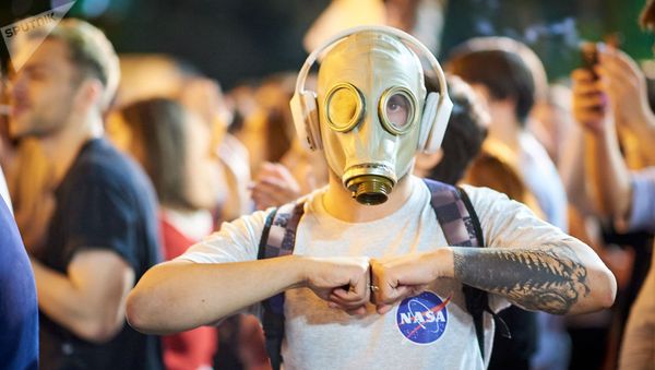 Активист в противогазе на акции протеста перед зданием парламента Грузии (23 июня 2019). Тбилиси - Sputnik Армения