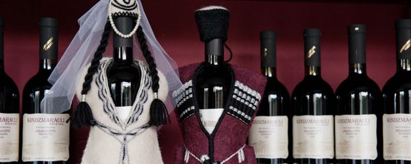 Бутылки вина на полках в фирменном магазине Киндзмараули Марани в Тбилиси - Sputnik Армения