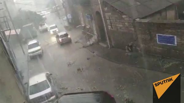 Сорванные ветви и залитые водой улицы - видео последствий урагана в Тбилиси - Sputnik Армения