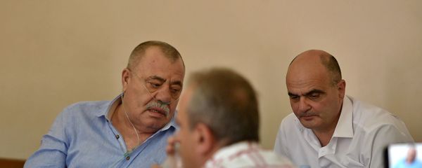 Манвел Григорян и адвокат Левон Багдасарян на судебном заседании по своему делу (25 июня 2019). Еревaн - Sputnik Армения