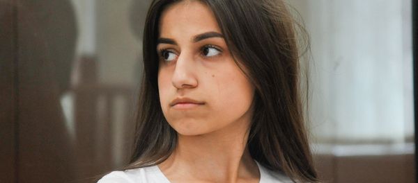 Одна из сестер Хачатурян, Ангелина, обвиняемая в соучастии в жестоком убийстве своего отца, во время рассмотрения ходатайства следствия о продлении домашнего ареста в Басманном суде (26 июня 2019). Москвa Одна из сестер Хачатурян, Ангелина, обвиняемая в соучастии в жестоком убийстве своего отца, во время рассмотрения ходатайства следствия о продлении домашнего ареста в Басманном суде (26 июня 2019). Москвa - Sputnik Армения