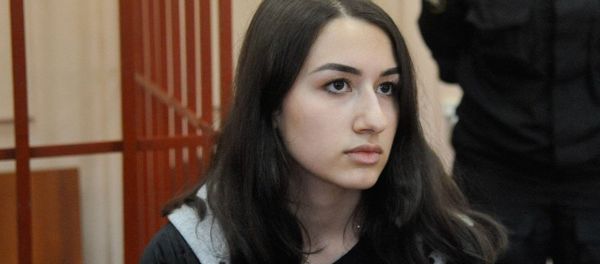 Одна из сестер Хачатурян, Мария, обвиняемая в соучастии в жестоком убийстве своего отца, во время рассмотрения ходатайства следствия о продлении домашнего ареста в Басманном суде (26 июня 2019). Москвa - Sputnik Արմենիա