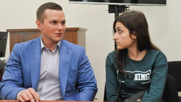 Одна из сестер Хачатурян, Крестина, обвиняемая в соучастии в жестоком убийстве своего отца, во время рассмотрения ходатайства следствия о продлении домашнего ареста в Басманном суде (26 июня 2019). Москвa - Sputnik Армения