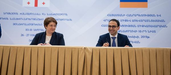 Вице-премьеры Армении и Грузии Тигран Авинян и Мая Цкитишвили подписали протокол по итогам X заседания межправительственной комиссии по торгово-экономическому сотрудничеству (27 июня 2019). Еревaн - Sputnik Արմենիա