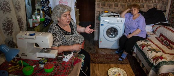 Жители норкского общежития Рита Степанян и Лаура Ананян Жители норкского общежития Рита Степанян и Лаура Ананян - Sputnik Армения