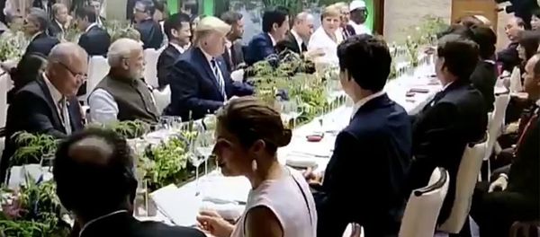 Трамп и Путин чокнулись бокалами перед официальным обращением Синдзо Абэ. G20 Трамп и Путин чокнулись бокалами перед официальным обращением Синдзо Абэ. G20 - Sputnik Армения