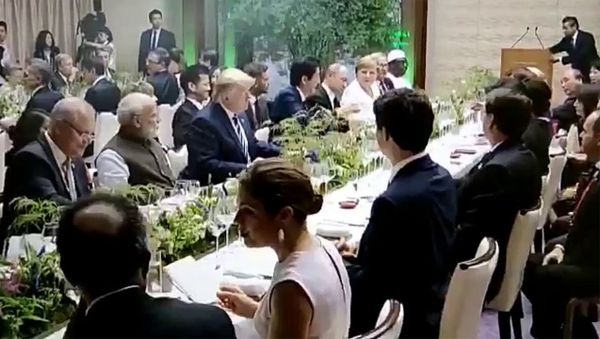 Трамп и Путин чокнулись бокалами перед официальным обращением Синдзо Абэ. G20 - Sputnik Армения