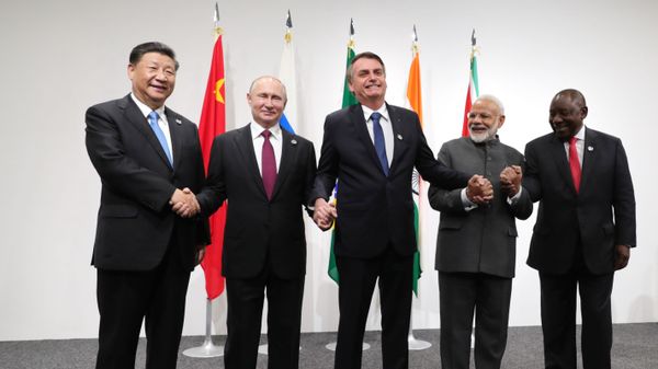 Президент РФ Владимир Путин на церемонии фотографирования лидеров БРИКС в международном выставочном центре INTEX Osaka - Sputnik Армения