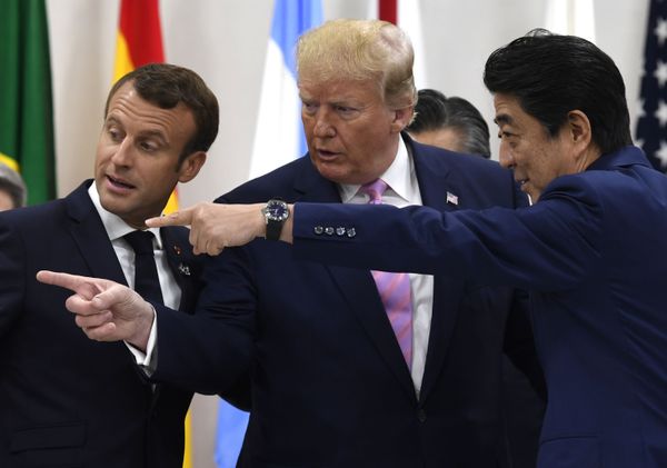Президент Франции Эммануэль Макрон, президент Дональд Трамп и премьер-министр Японии Синдзо Абэ перед рабочей сессией на саммите G-20 в Осаке, Япония Президент Франции Эммануэль Макрон, президент Дональд Трамп и премьер-министр Японии Синдзо Абэ перед рабочей сессией на саммите G-20 в Осаке, Япония - Sputnik Армения