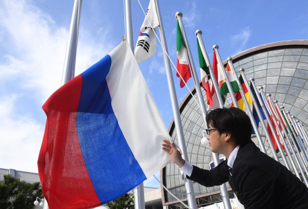 Вывешивание флага России у международного выставочного центра INTEX Osaka перед открытием саммита Группы двадцати в японской Осаке Вывешивание флага России у международного выставочного центра INTEX Osaka перед открытием саммита Группы двадцати в японской Осаке - Sputnik Армения