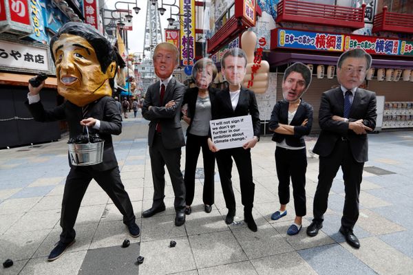 Протестующие в масках мировых лидеров во время саммита G20 в Осаке, Япония Протестующие в масках мировых лидеров во время саммита G20 в Осаке, Япония - Sputnik Армения