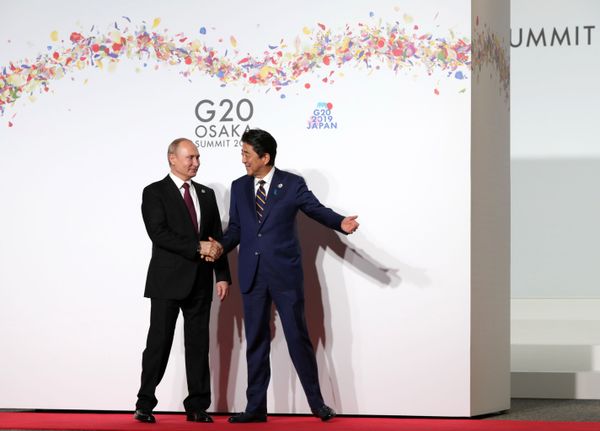 Президент РФ Владимир Путин и премьер-министр Японии Синдзо Абэ на церемонии официальной встречи участников саммита Группы двадцати в международном выставочном центре INTEX Osaka Президент РФ Владимир Путин и премьер-министр Японии Синдзо Абэ на церемонии официальной встречи участников саммита Группы двадцати в международном выставочном центре INTEX Osaka - Sputnik Армения