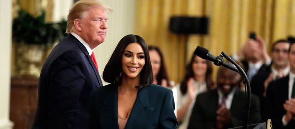 Ким Кардашьян-Уэст и президент США Дональд Трамп на мероприятии о предоставлении второго шанса в Восточной комнате Белого дома (13 июня 2019). Вашингтон - Sputnik Армения