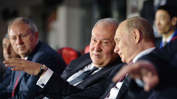 Президенты Армении и России Армен Саркисян и Владимир Путин на торжественной церемонии закрытия Вторых Европейских игр (30 июня 2019). Минск - Sputnik Армения