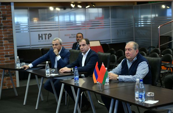 Парк высоких технологий: Саркисяна в Минске удивили лазерами и солнечными панелями - фото - Sputnik Армения