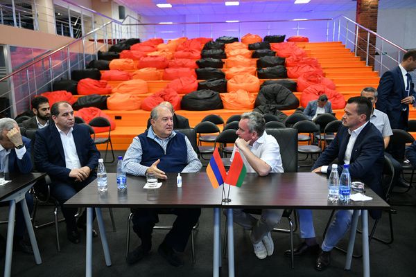Парк высоких технологий: Саркисяна в Минске удивили лазерами и солнечными панелями - фото - Sputnik Армения