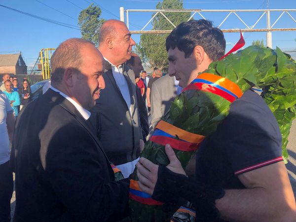 Գյումրիում չեմպիոն դառնալը գրիպի վարակի պես է. գյումրեցիները դիմավորեցին «մեղավորներին» - Sputnik Արմենիա