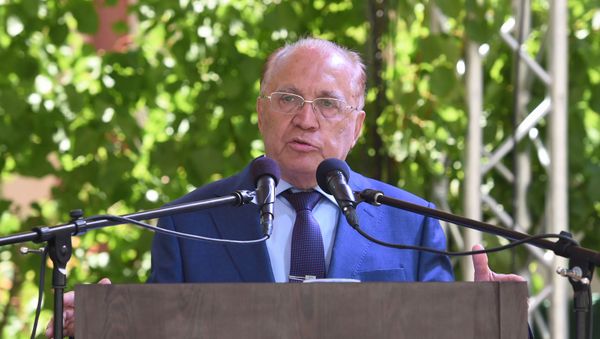 Речь ректора МГУ Виктора Садовничего на церемонии вручения дипломов первым выпускникам филиала МГУ в Армении (2 июля 2019). Еревaн - Sputnik Армения