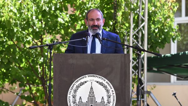 Речь премьер-министра Никола Пашиняна на церемонии вручения дипломов первым выпускникам филиала МГУ в Армении (2 июля 2019). Еревaн Речь премьер-министра Никола Пашиняна на церемонии вручения дипломов первым выпускникам филиала МГУ в Армении (2 июля 2019). Еревaн - Sputnik Армения