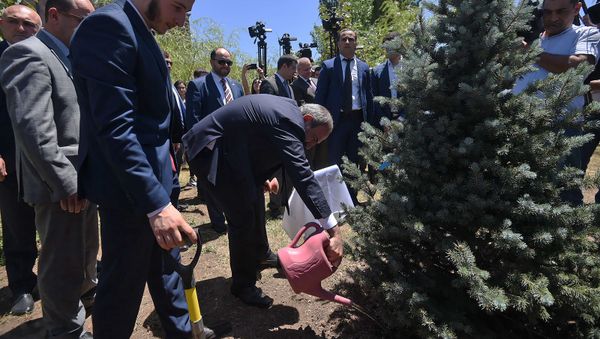 Премьер-министр Никол Пашинян на церемонии вручения дипломов первым выпускникам филиала МГУ в Армении (2 июля 2019). Еревaн - Sputnik Армения